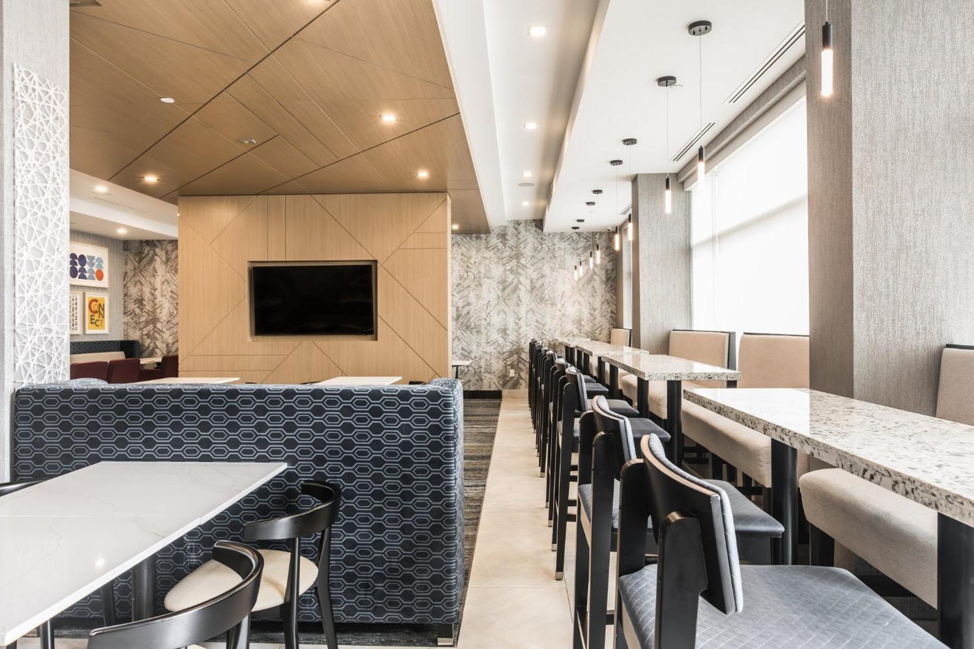 Holiday Inn Express & Suites - Toronto Airport South By Ihg Exterior photo