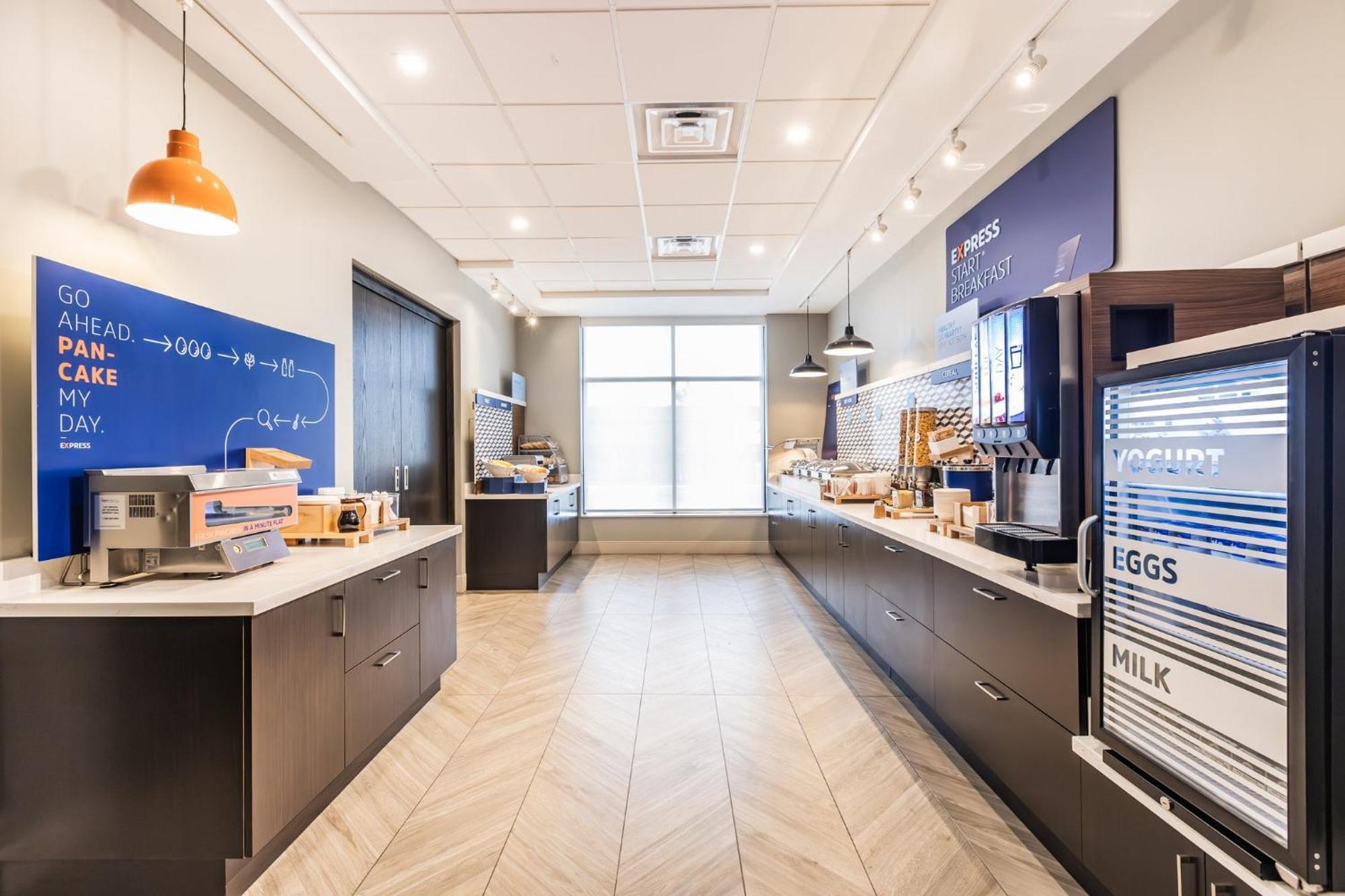 Holiday Inn Express & Suites - Toronto Airport South By Ihg Exterior photo