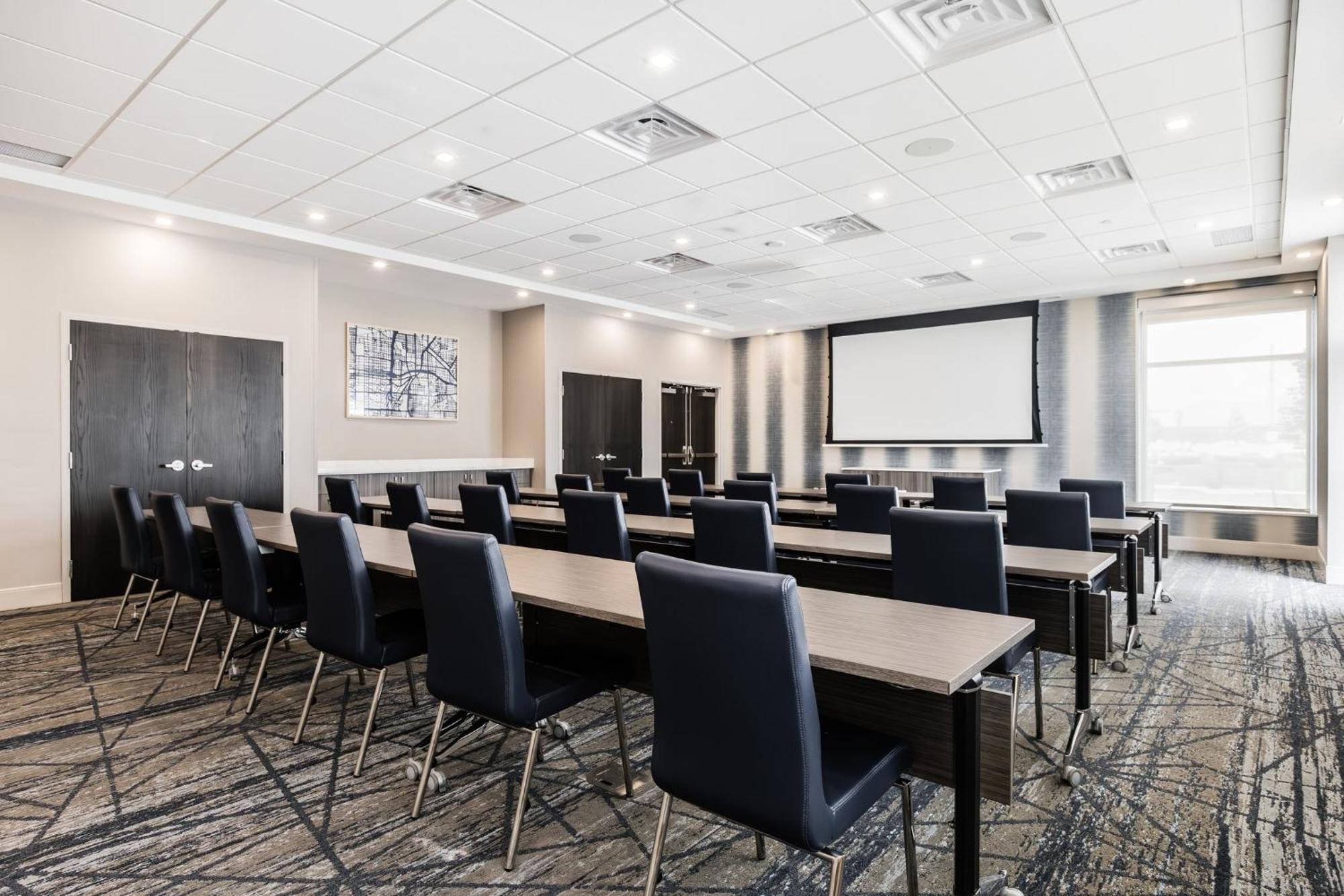 Holiday Inn Express & Suites - Toronto Airport South By Ihg Exterior photo